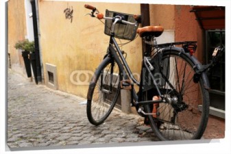 Lienzo Bicicleta amarrada en la calle